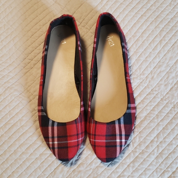 Cute red plaid flats, Size 10 - Picture 1 of 4